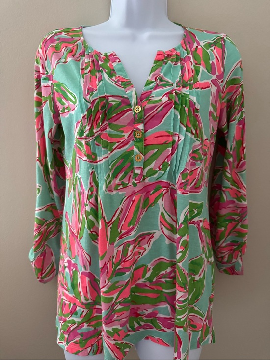 Lilly Pulitzer Tops - Lilly Pulitzer Dorothy “In the Vias” Print Henley Size Small 100% Pima Cotton